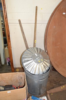 Lot 780 - A metal dustbin and assorted tools