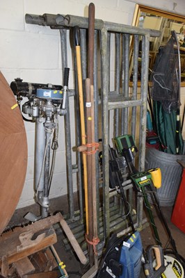 Lot 785 - A bundle of garden tools