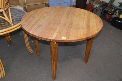 Lot 730 - A circular oak dining table