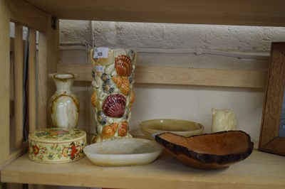 Lot 525 - GROUP OF DECORATIVE ITEMS INCLUDING ONYX...