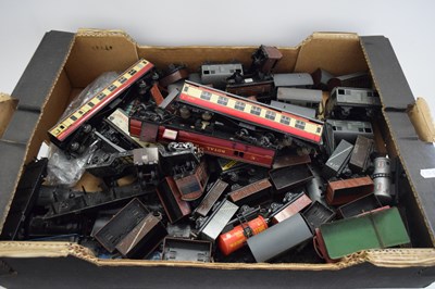 Lot 11 - 00 GAUGE MODEL RAILWAY - BOX CONTAINING A...
