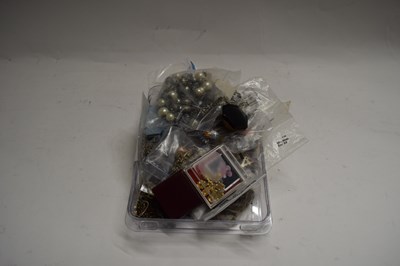 Lot 103 - MIXED LOT : COSTUME JEWELLERY