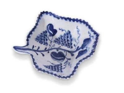 Lot 91 - Lowestoft porcelain pickle dish with fruiting...