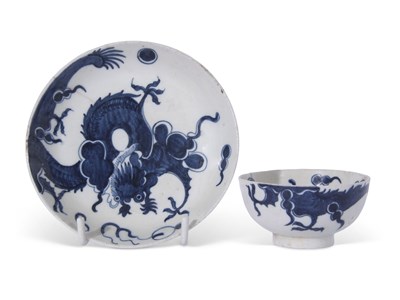 Lot 93 - Lowestoft porcelain dragon pattern blue and...