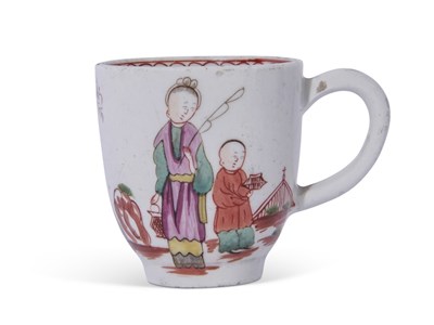 Lot 104 - Lowestoft porcelain cup with a polychrome...