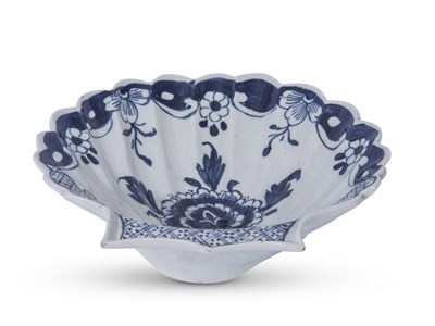 Lot 108 - Large Lowestoft shell dish decorated in...
