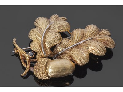 Lot 256 - Acorn and oak leaf brooch highlighted with a...