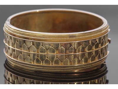 Lot 258 - Antique yellow metal wide hinged bracelet of...