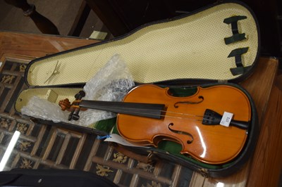 Lot 372 - 20th century full size violin bearing label to...