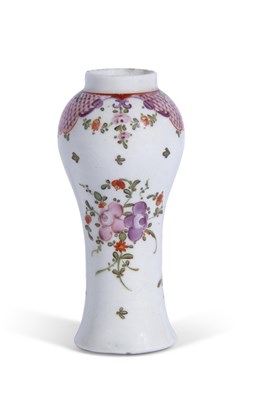 Lot 83 - A Lowestoft porcelain Chinese export type vase...
