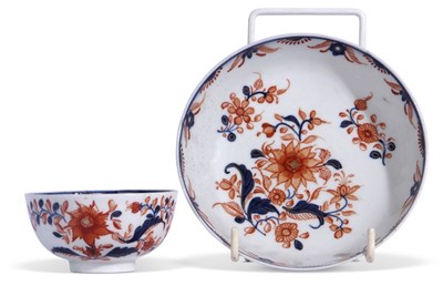 Lot 90 - A Lowestoft teabowl and saucer with a Redgrave...