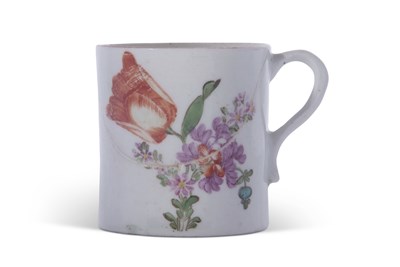 Lot 108 - Lowestoft Tulip painter Coffee Can