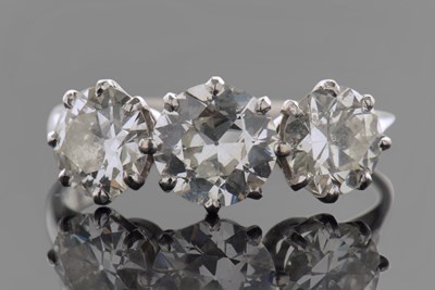 Lot 315 - Three stone diamond ring featuring three round...