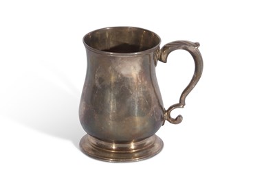 Lot 294 - George II half pint tankard of typical plain...