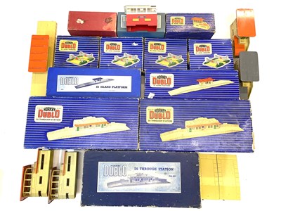 Lot 39 - A Large quantity of Hornby Dublo platforms,...