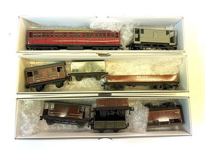 Lot 26 - Mixed lot of assorted Hornby Dublo 00 gauge...