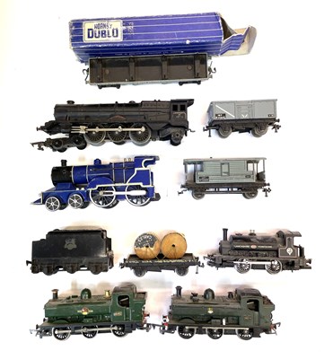 Lot 35 - Mixed lot of Hornby 00 gauge carriages,...