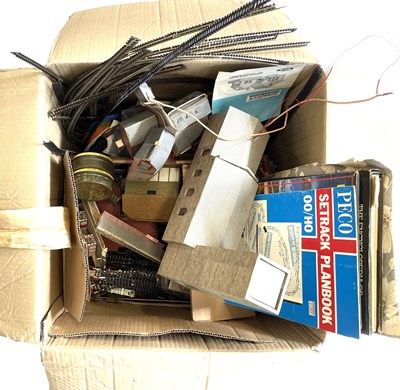 Lot 42 - A large quantity of mixed railway items, to...