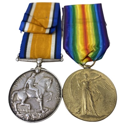 Lot 31 - WWI British medal pair - war medal, victory...