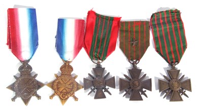 Lot 143 - Quantity of WWI medals to include 2 x WWI...