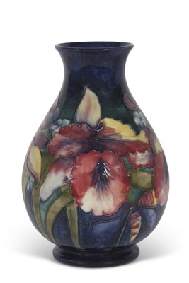 Lot 73 - Large mid 20th Century Moorcroft vase the blue...