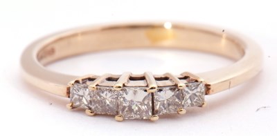 Lot 25 - Five stone diamond ring featuring five...