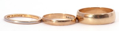 Lot 60 - Mixed Lot: 22ct gold and platinum wedding ring,...