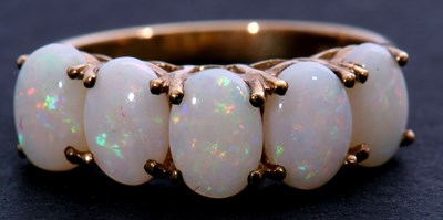Lot 74 - Modern 9ct gold opalescent ring featuring five...