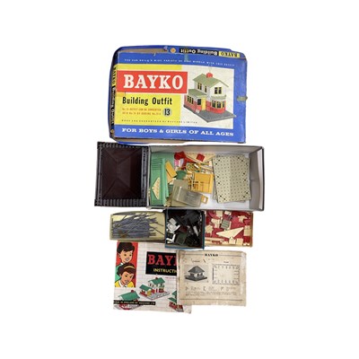 Lot 215 - A collection of vintage Bayko sets, buildings,...