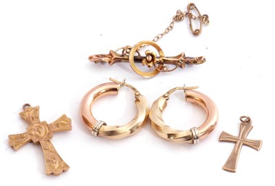 Lot 206 - Mixed Lot: pair of 375 stamped hoop earrings,...