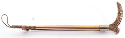 Lot 224 - 9ct stamped riding crop brooch, 7cm long,...