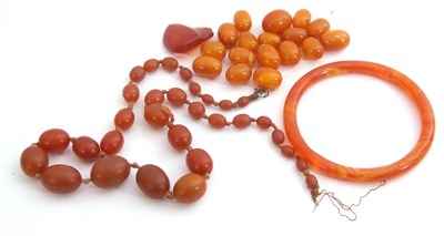Lot 324 - Mixed Lot: amber loose beads and an amber...