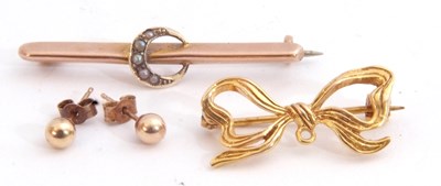Lot 329 - Mixed Lot: pair of 375 stamped small bead...