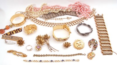 Lot 365 - Small box of costume jewellery