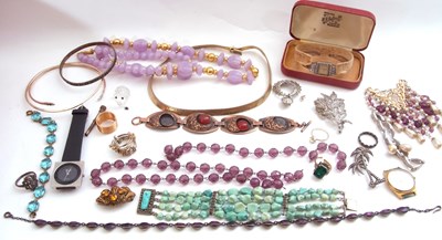 Lot 370 - Shoe box of costume jewellery