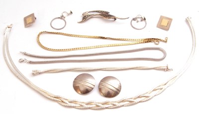 Lot 371 - Small quantity of white metal jewellery to...