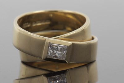 Lot 350 - 18ct diamond ring, the 6mm wide overlapping...