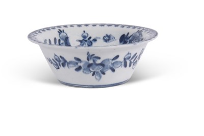 Lot 119A - A large Lowestoft porcelain patty pan with...