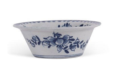 Lot 122A - A large Lowestoft patty pan with blue floral...