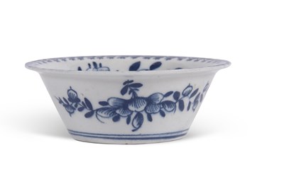 Lot 108a - A large Lowestoft porcelain patty pan with...