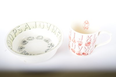 Lot 262 - A Wedgwood Eric Ravilious designed bowl 17 cm...