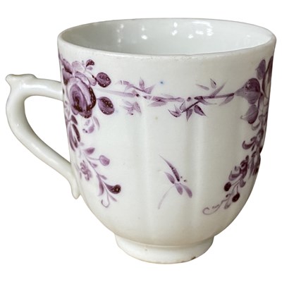 Lot 312 - 18th Century Chinese porcelain cup decorated...