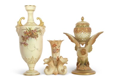 Lot 61 - A group of Worcester wares including a small...