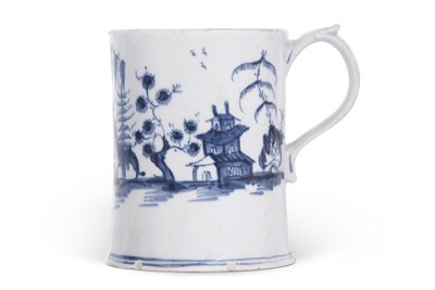 Lot 106 - A early Lowestoft mug or tankard with loop...