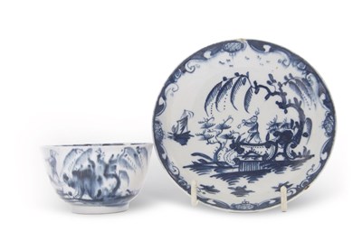 Lot 110 - An early Lowestoft porcelain tea bowl and...
