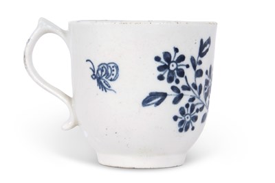 Lot 113 - A Lowestoft porcelain cup decorated with...