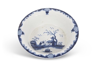 Lot 118 - A Worcester porcelain patty pan decorated in...