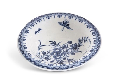 Lot 119 - A Worcester porcelain patty pan with floral...