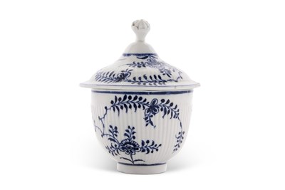 Lot 126 - A Lowestoft porcelain sucrier and cover of...