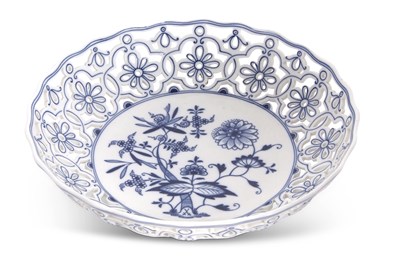 Lot 133 - A large Meissen porcelain dish decorated with...